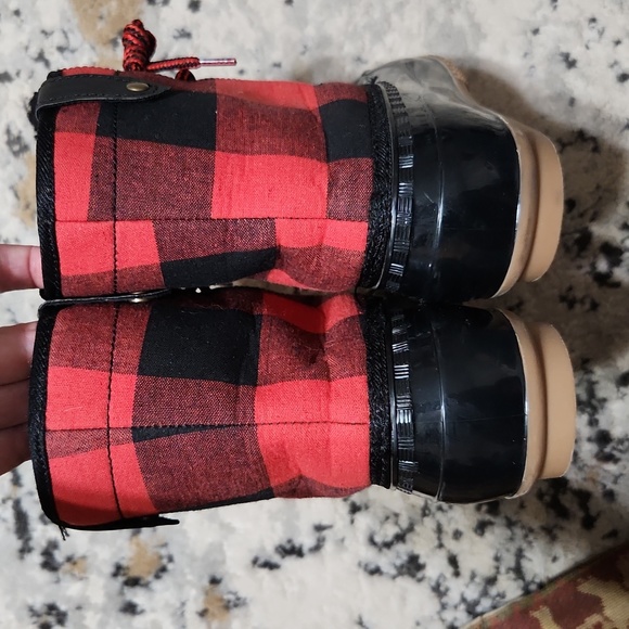 JustFab Loletta red & black Buffalo plaid duck boots EUC - Picture 4 of 10